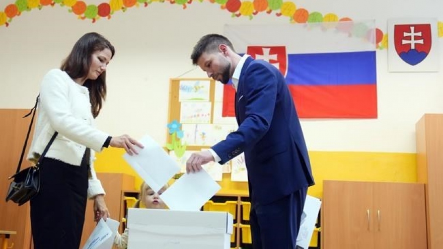 Bầu cử tổng thống Slovakia giằng co giữa phe thân Nga và phe thân Ukraine